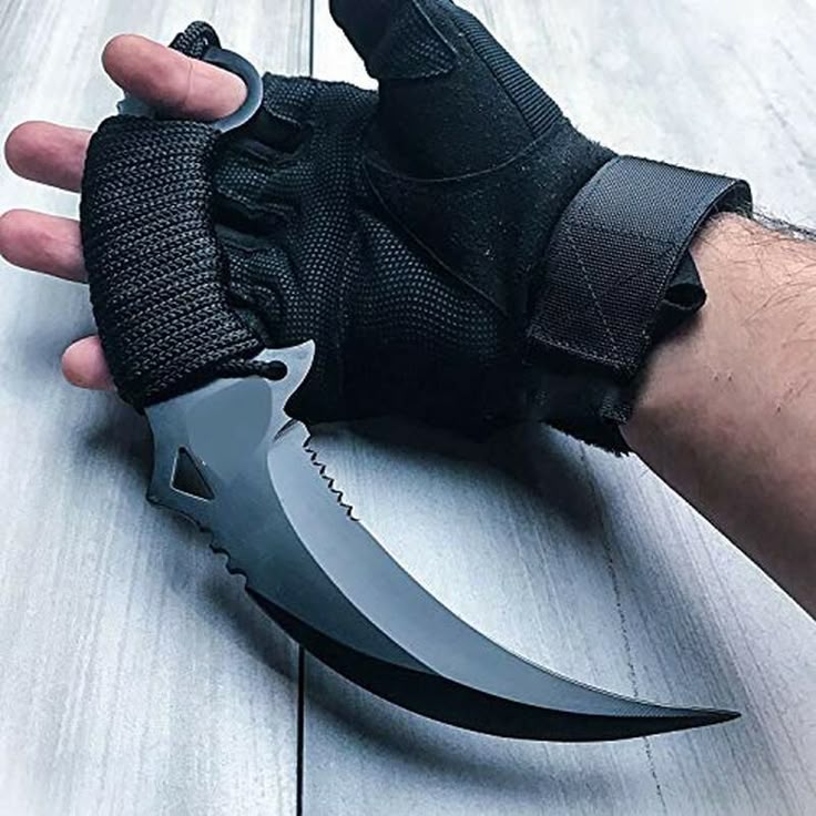 Karambit in hand